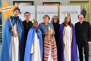 Sternsinger Jakob mit Kanzlerin Sternsinger Jakob mit Kanzlerin