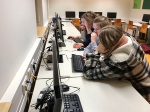 Journalisten bei Korrigieren der Artikel Journalisten bei Korrigieren der Artikel