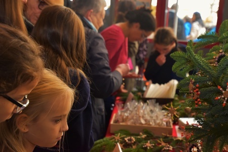 Ein beliebter Treffpunkt: der Adventsbasar am UGM.