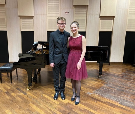 Oskar und Helene begeistern sich für Musik. Oskar und Helene begeistern sich für Musik.