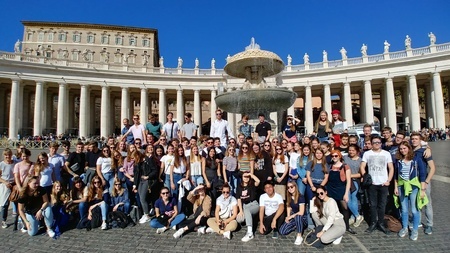 Kursstufe 2 beim Papst. Kursstufe 2 beim Papst.