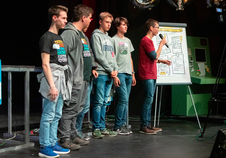 Erik Klein präsentiert seine Ideen. (CC BY 4.0 Jugend hackt, Foto: Leonard Wolf) Erik Klein präsentiert seine Ideen. (CC BY 4.0 Jugend hackt, Foto: Leonard Wolf)