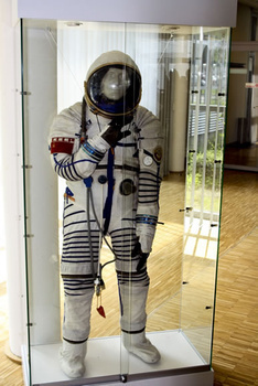 QUELLE: http://www.gelh-duesseldorf.net/p7lsm_img_196/fullsize/013-ASTRONAUTENANZUG-IMG_2831BZ_1_fs.jpg QUELLE: http://www.gelh-duesseldorf.net/p7lsm_img_196/fullsize/013-ASTRONAUTENANZUG-IMG_2831BZ_1_fs.jpg