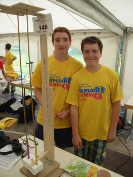 Maxi und Jonathan mit ihrer Präzisionswaage Maxi und Jonathan mit ihrer Präzisionswaage