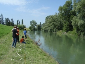Der Ballon wird in das Wasser geworfen Der Ballon wird in das Wasser geworfen