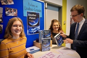 Die Autorinenen Annika und Sina bei der Präsentation ihres Romans - Herr Engert gehört zu den ersten Käufern! Die Autorinenen Annika und Sina bei der Präsentation ihres Romans - Herr Engert gehört zu den ersten Käufern!