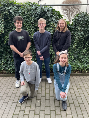 Stehend links: Simon Reichel, stehend mitte: Julian Sommer, stehend rechts: Marina Schmidl, kniend links: Milo Winkel, kniend rechts: Lea-Sophie Schwarz Stehend links: Simon Reichel, stehend mitte: Julian Sommer, stehend rechts: Marina Schmidl, kniend links: Milo Winkel, kniend rechts: Lea-Sophie Schwarz