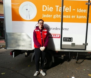 Luisa vor einem Lieferwagen der Tafel. Luisa vor einem Lieferwagen der Tafel.