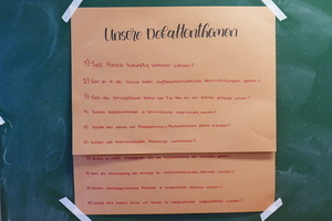 Debattenfragen von Klasse 8b. Debattenfragen von Klasse 8b.