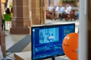 Übertragung per Livestream Übertragung per Livestream