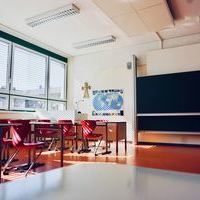 Klassenzimmer im Haupthaus mit Dokumentenscanner und Beamer