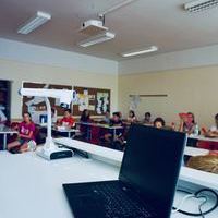 Klassenzimmer im Haupthaus mit Dokumentenscanner und Beamer
