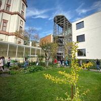 Neubau an der Sternwarte und mit Blick in den Schulgarten