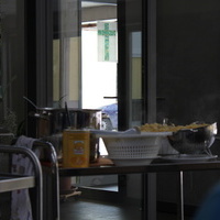 T�pfe voll Nudeln und So�en