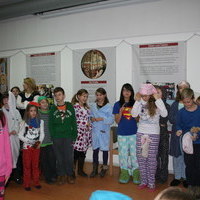 Nach alter Tradition schneidet man am Faschingsdonnerstag Krawatten ab! Das war\'s dann wohl mit der sch�nen Krawatte von Herrn Kneis ... der findet das auch noch witzig?!!!!!!!!?!