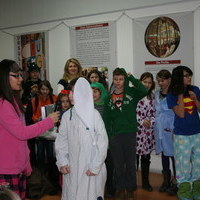 Nach alter Tradition schneidet man am Faschingsdonnerstag Krawatten ab! Das war\'s dann wohl mit der sch�nen Krawatte von Herrn Kneis ... der findet das auch noch witzig?!!!!!!!!?!