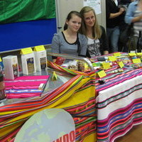 Fiona und Thea am Eine-Welt-Stand