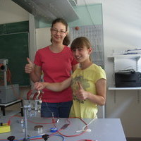 Nachdem die Jungs sich mal wieder vorgedrngelt haben, knnen endlich auch Jasmin und Luise ihren Elektromagneten testen