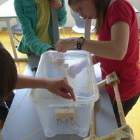 Plastikbox mit Briefwaage und Gewichtsstck sowie Funkkamera ausgerstet