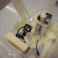 Fallturmaufbau ... aus ca. 3 Metern Hhe lsst man an Seilen gefhrt eine Plastikbox fallen