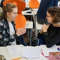 Caroline Becker und Iremnaz Ercan bei den Vorbereitungen auf den Regionalwettbewerb 2018